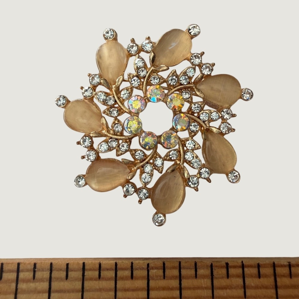 Vintage 60s Gold-Tone Wreath Brooch Pin Peach Teardrop Cabochon Aurora Borealis - Picture 2 of 5